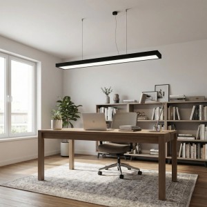 Moderne, schwarze LED-Panelleuchte Pietrangeli (118,5 cm) über einem Schreibtisch in einem Büro.