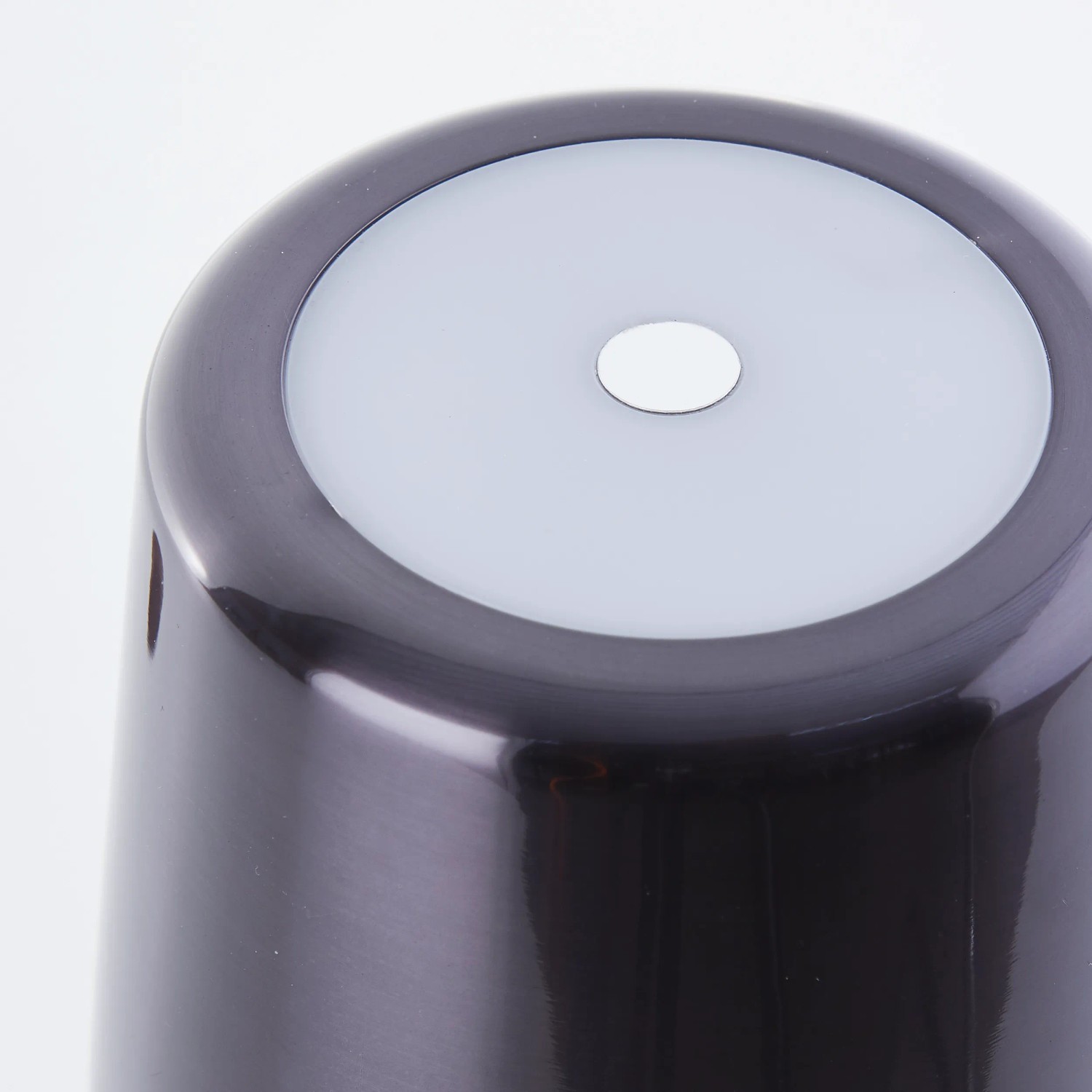 Detailaufnahme der Brilliant Akku-Tischleuchte Xaana, schwarz verchromt, mit LED-Lichtfläche.