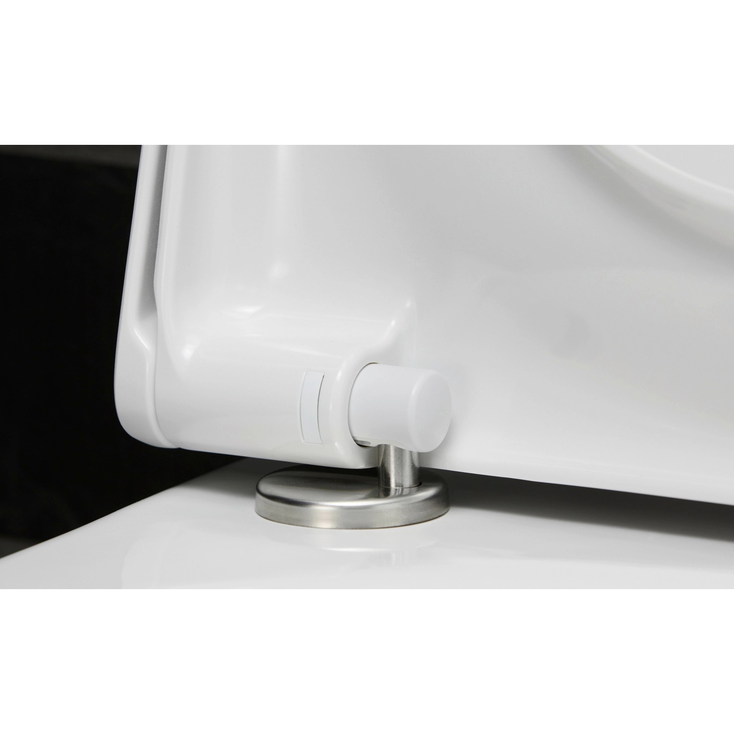 Detailaufnahme: Duravit Starck 3 Wand WC-Set, weiße Keramik, WC-Sitz mit Absenkautomatik, Edelstahl-Scharniere.