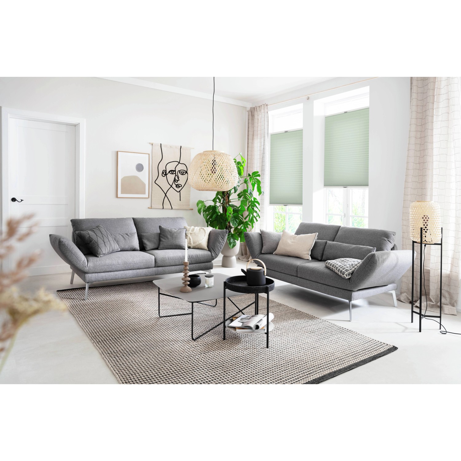 Grünes Schöner Wohnen Plissee Milla, 40x130cm, am Fenster in Wohnraum-Szene.