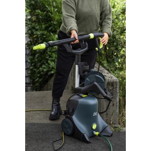 AVA Smart P55 X-Large Hochdruckreiniger mit Lanze und Zubehör im Einsatz.
