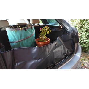 Cartrend Kofferraumschutzdecke für SUV/Kombi im Einsatz mit Pflanze und Gartensack.