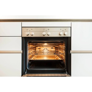 Backofen mit eingeschalteter Eglo E14 15W Halogenlampe im Innenraum.