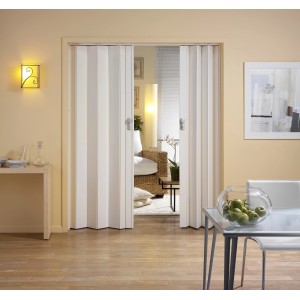 Falttür Spacy, Dekor Weiß gekalkt, 84x205 cm, in Wohnraum eingebaut.