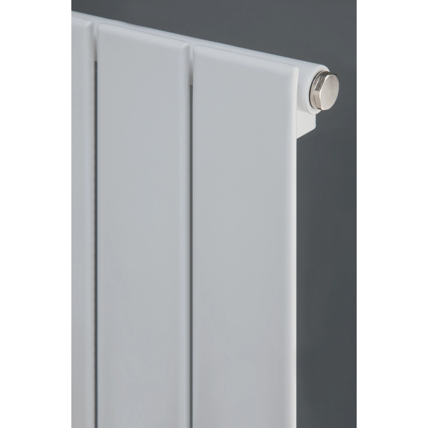Detailansicht: Weißer Ximax Raumheizkörper mit Mittenanschluss.