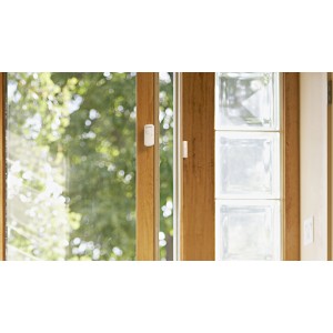 Ledvance Smart+ Bewegungsmelder Kontaktsensor an Fensterrahmen, weiße Sensoren zur Überwachung.