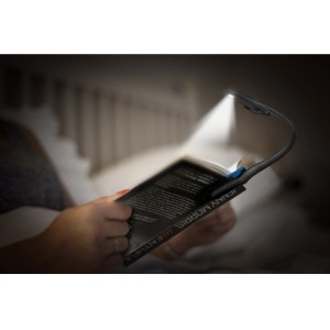Energizer Booklight Speziallampe am Buch befestigt, für freie Hände beim Lesen.