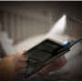 Energizer Booklight Speziallampe am Buch befestigt, für freie Hände beim Lesen.