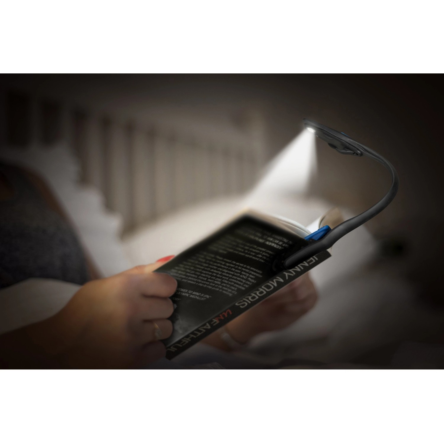 Energizer Booklight Speziallampe am Buch befestigt, für freie Hände beim Lesen.