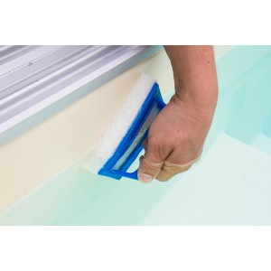 Hand mit Pool Reiniger Schrubber De Luxe zur Poolreinigung.