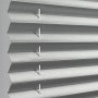 Detailaufnahme: Weißes Gardinia EasyFix Thermo-Plissee, lichtundurchlässig und höhenverstellbar.