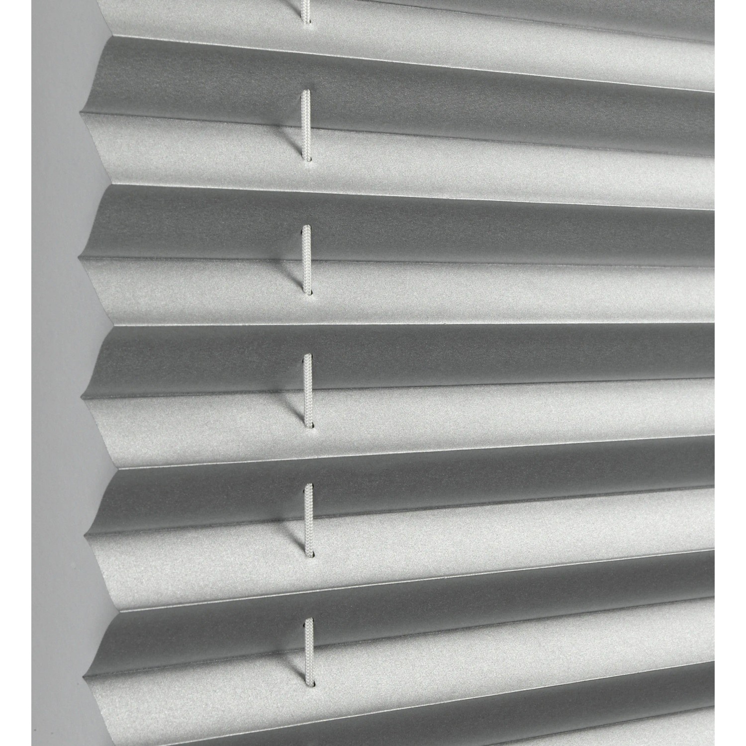 Detailaufnahme: Weißes Gardinia EasyFix Thermo-Plissee, lichtundurchlässig und höhenverstellbar.