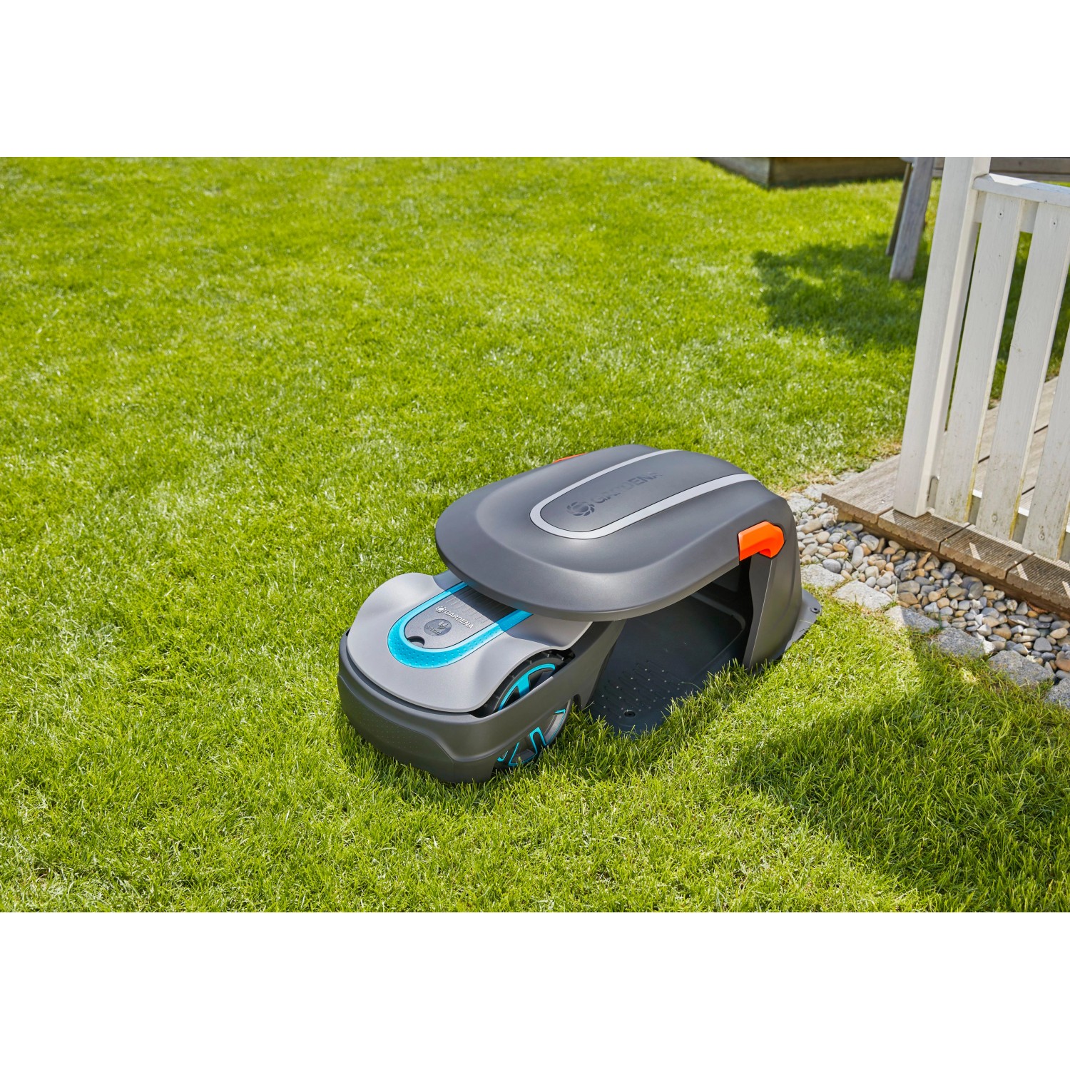 Gardena Garage für Mähroboter Sileno city/life auf Rasen, schützt vor Sonne und Regen.