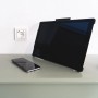 Weiße ProCharge Steckdose mit USB-A und USB-C Anschluss neben Tablet und Smartphone.