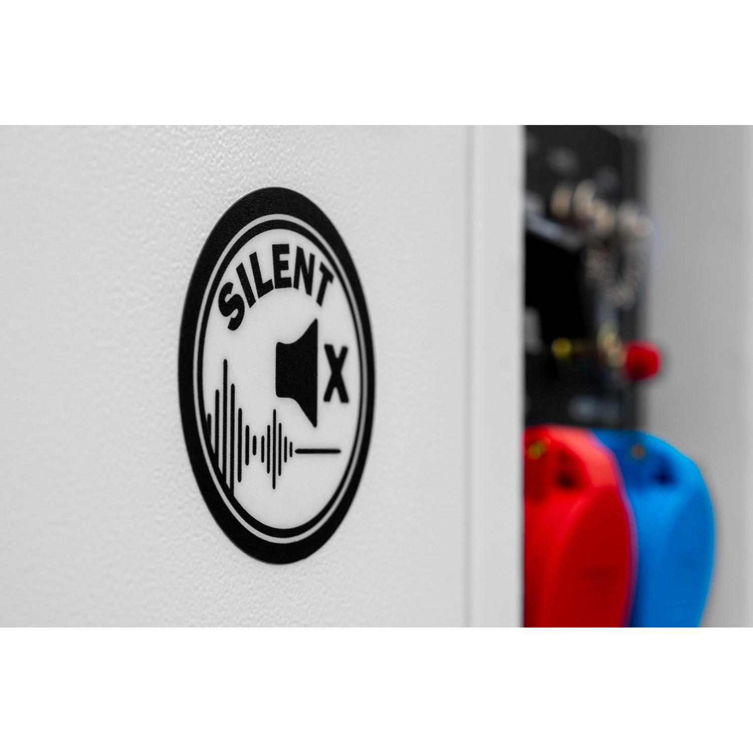 Detailaufnahme: Silent-Symbol am Hyundai Diesel-Generator DHY8600SE-T DE.