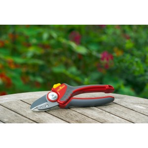 Wolf-Garten Amboss Gartenschere Premium Plus RS 4000 auf Holztisch, rot/grau.