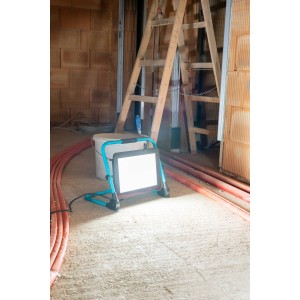 Eglo LED-Baustrahler Avelar 150W, schwarz-türkis, mit klappbarem Gestell und hellem Licht.