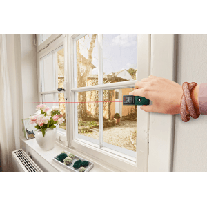 Bosch Laser-Entfernungsmesser EasyDistance 20 in Anwendung: Hand misst Fensterrahmen mit Laser.
