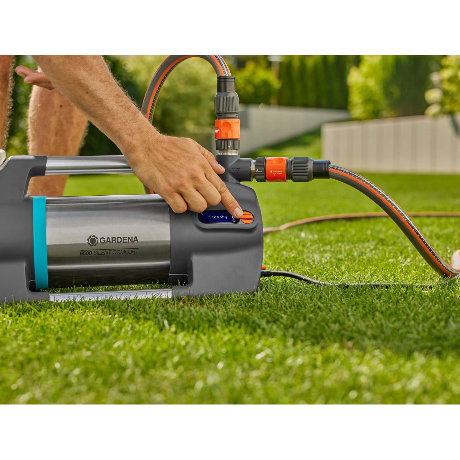 Gardena Gartenpumpe 6500 SilentComfort mit LC-Display und Bluetooth in Nutzung.