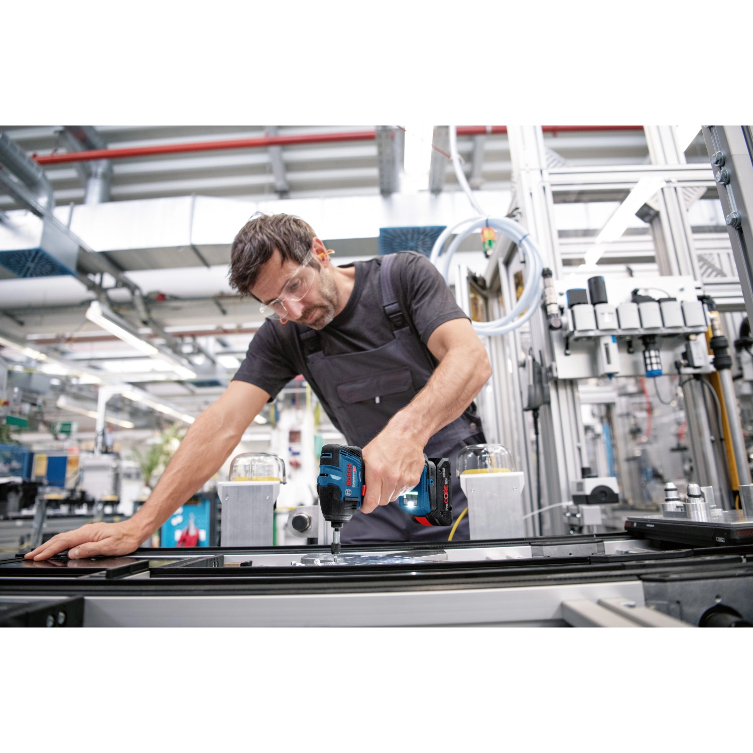 Bosch Professional Akku-Drehschlagschrauber GDR 18V-210 C im Einsatz.