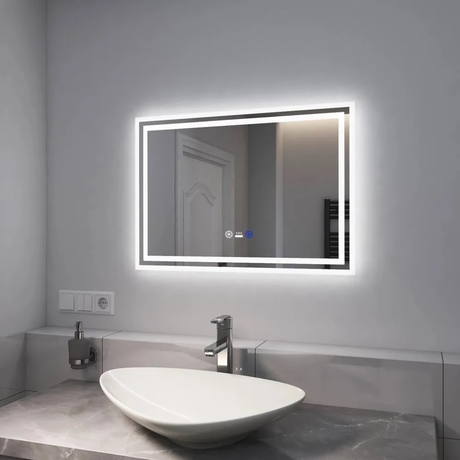 Rechteckiger LED-Badspiegel mit beleuchtetem Rahmen, Touch-Bedienung und Sensor über einem Waschbecken.