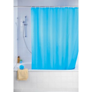 Hellblauer Wenko Anti-Schimmel Duschvorhang Uni 180x200 cm im Badezimmer.