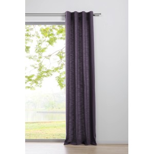 Mydeco Schlaufenschal Balance in Brombeere, 300x135 cm, vor Fenster mit Ausblick.