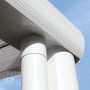 Detailansicht: Weiße Terrassenüberdachung Genua aus Aluminium mit Polycarbonat-Doppelstegplatten.