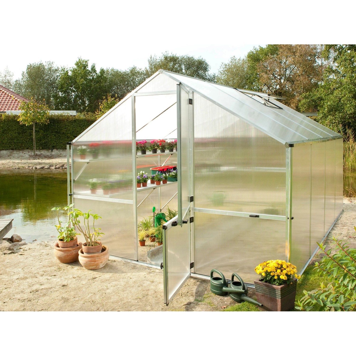 KGT Gewächshaus Orchidee Alu blank, 12,74 m², mit geöffneter Tür und Pflanzen.