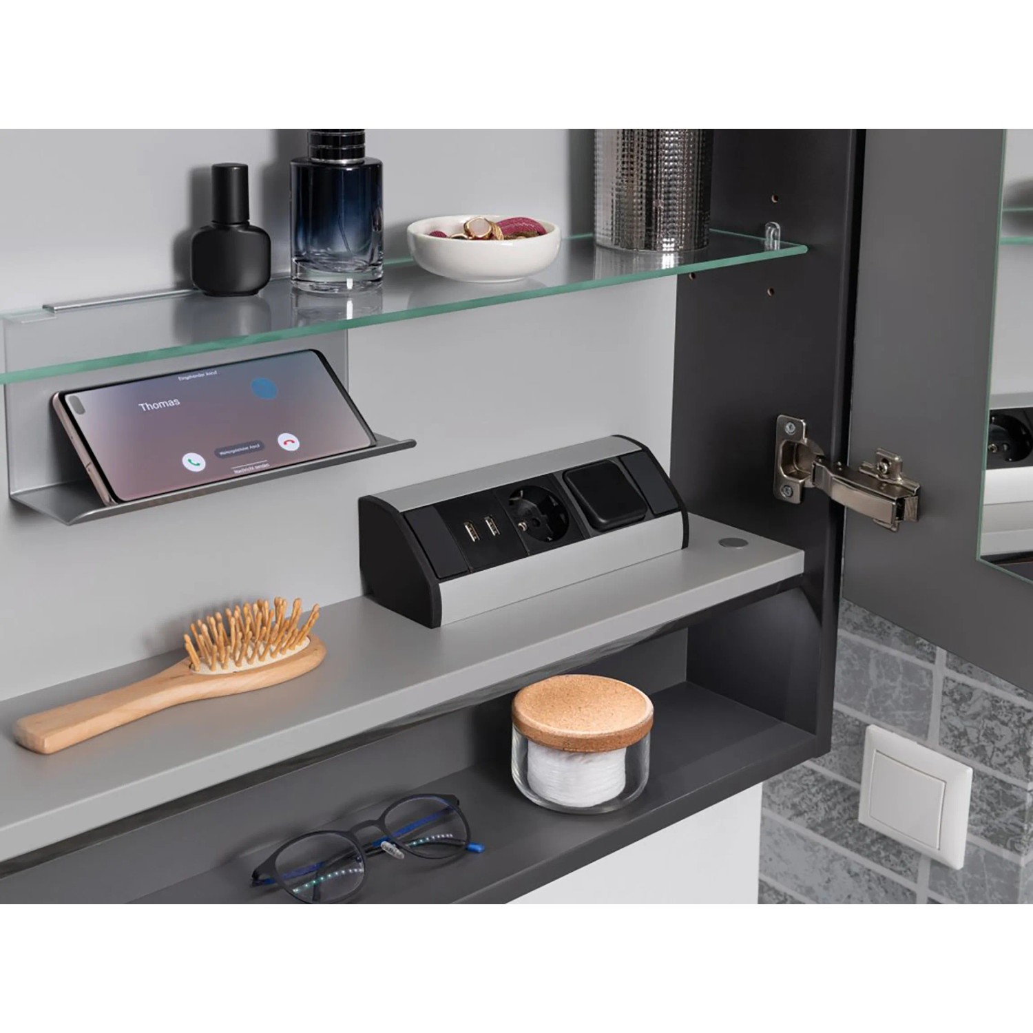 Fackelmann Spiegelschrank Luna Anthrazit 80cm, Innenansicht mit Ablagen und Steckdose.