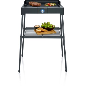 Severin Standgrill PG 8568 mit Gussplatte, 2300 W, mit Grillgut und Salatzutaten auf Ablagerost.