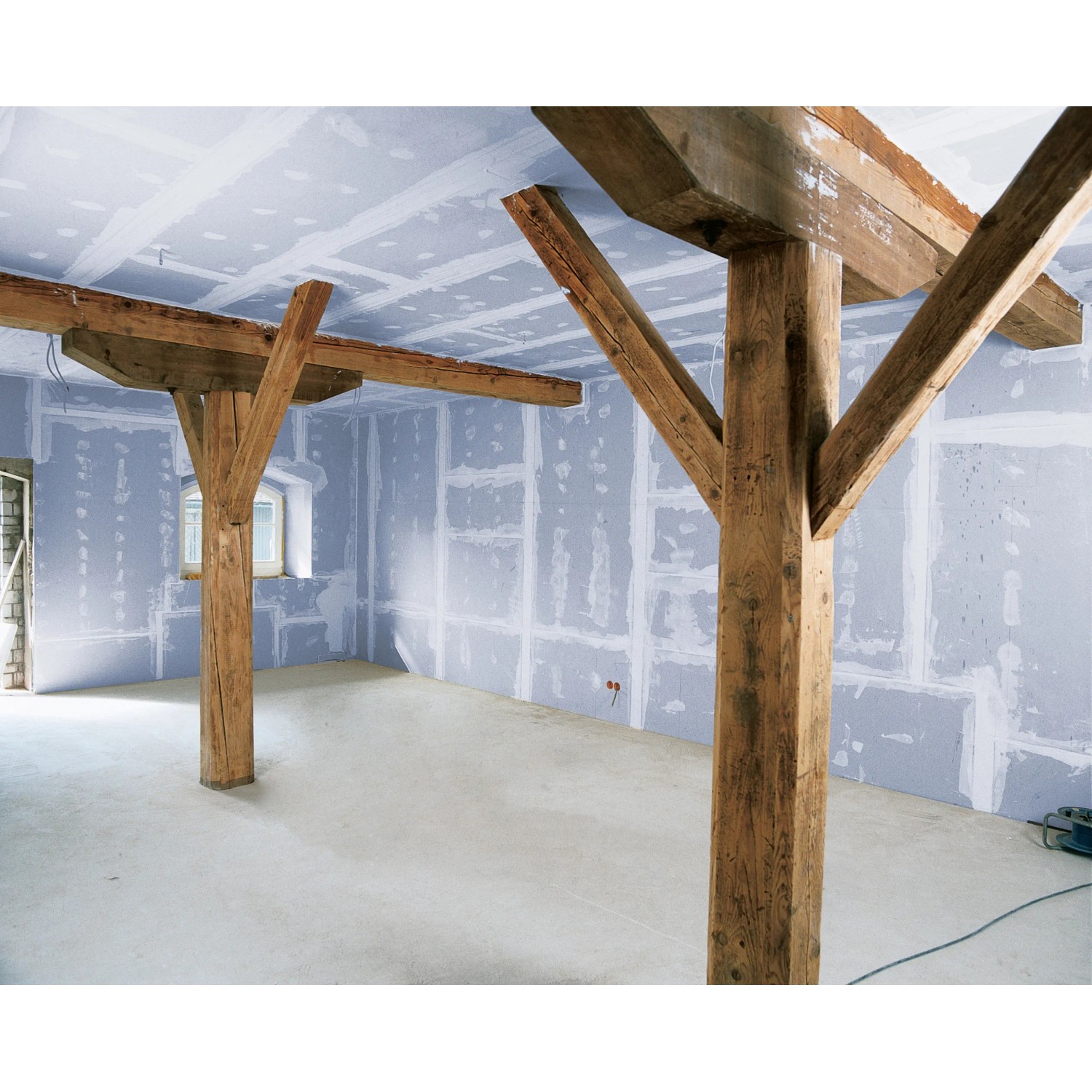 Raum mit Knauf Ausbauplatten Diamant (12,5mm) an Wänden und Decke, Holzstützbalken.