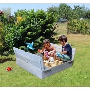 Soulet Sandkasten in Taupe mit spielenden Kindern im Garten.