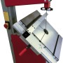 Holzmann Holzbandsäge HBS400: Detailansicht von Sägeband, Tisch und Anschlag.
