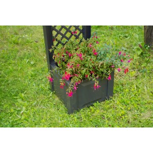 Anthrazitfarbener KHW Pflanzkasten mit Spalier, bepflanzt mit pinkfarbenen Blüten, im Garten.