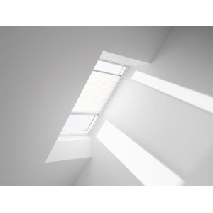 Weißes Velux Plissee FHL C02 1016S manuell am Dachfenster mit Lichteinfall.