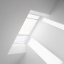 Weißes Velux Plissee FHL C02 1016S manuell am Dachfenster mit Lichteinfall.