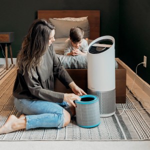 Frau wechselt Leitz Allergie & Grippe Filter am TruSens Z-2000 Luftreiniger im Kinderzimmer.