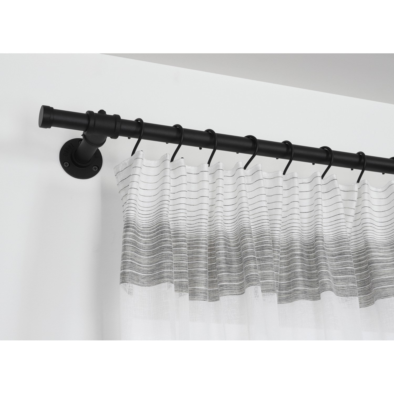 Schwarze Gardinia Gardinenstange Industrial Home (Ø 25 mm, 240 cm) mit Vorhang.