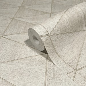 Beige Vliestapete mit modernem Dreiecksmuster von Marburg, Rolle teilweise aufgerollt.