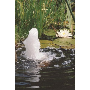 Ubbink Elimax 4000 Springbrunnenpumpe im Gartenteich mit Fontäne und Seerose.