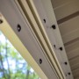 Detailaufnahme des Sojag Aluminium Pavillon Messina Champagner: Dachkonstruktion mit Schrauben.