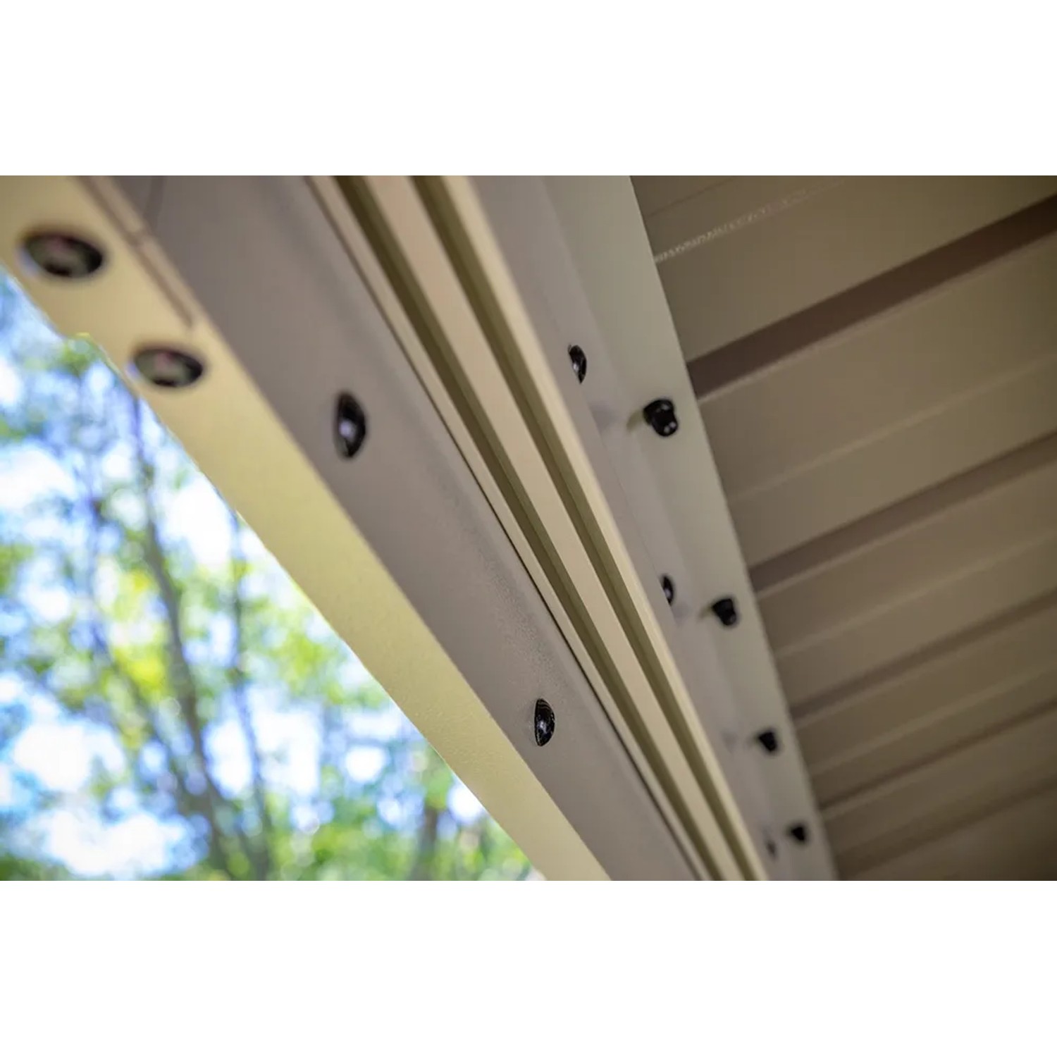 Detailaufnahme des Sojag Aluminium Pavillon Messina Champagner: Dachkonstruktion mit Schrauben.