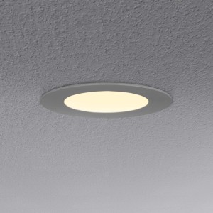 Weiße LED-Einbauleuchte Slim (Ø 11,5 cm) in Decke montiert, warmweißes Licht.