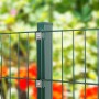 Grüner Solid Zaunpfosten aus Stahl mit Edelstahlbeschlägen für Stabmattenzaun.