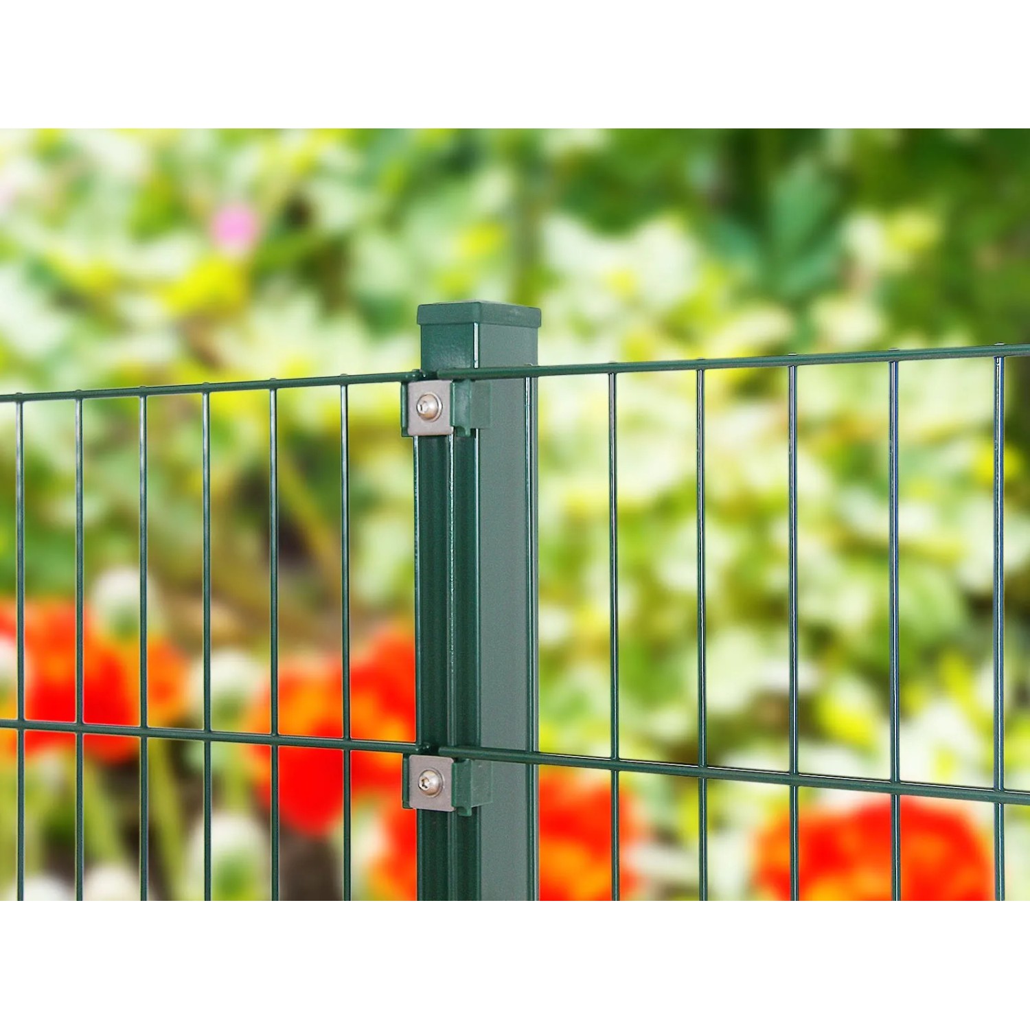 Grüner Solid Zaunpfosten aus Stahl mit Edelstahlbeschlägen für Stabmattenzaun.
