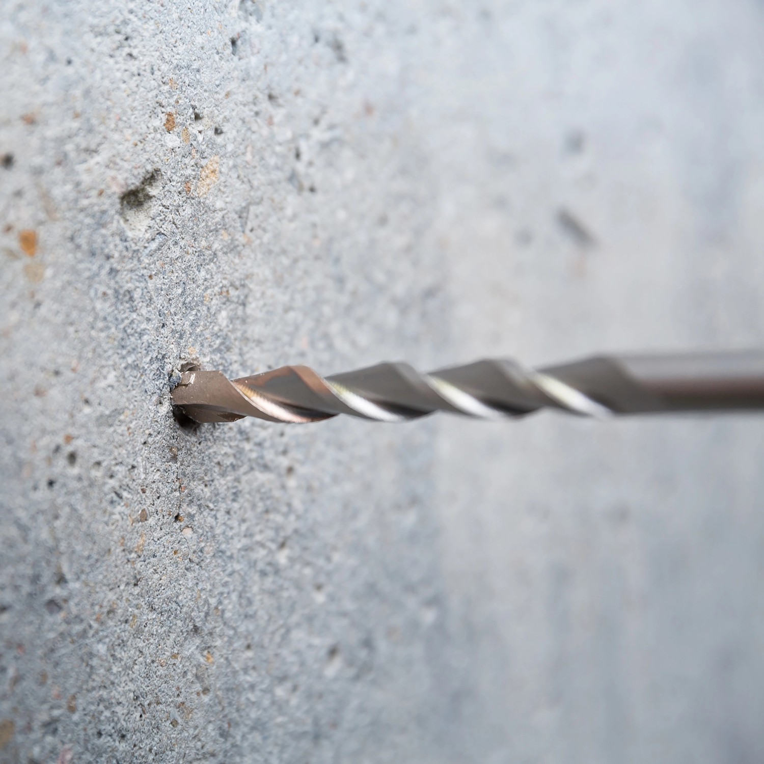 LUX Hammerbohrer SDS-Plus bohrt Loch in Betonwand. 6 mm Durchmesser.