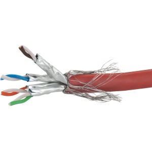 Nahaufnahme eines unkonfektionierten, roten Schwaiger CAT 7 Netzwerkkabels (S/FTP) mit sichtbarer Innenstruktur.