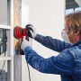 Mann schleift Fensterrahmen mit rotem Einhell Exzenterschleifer TC-RS 425 E.