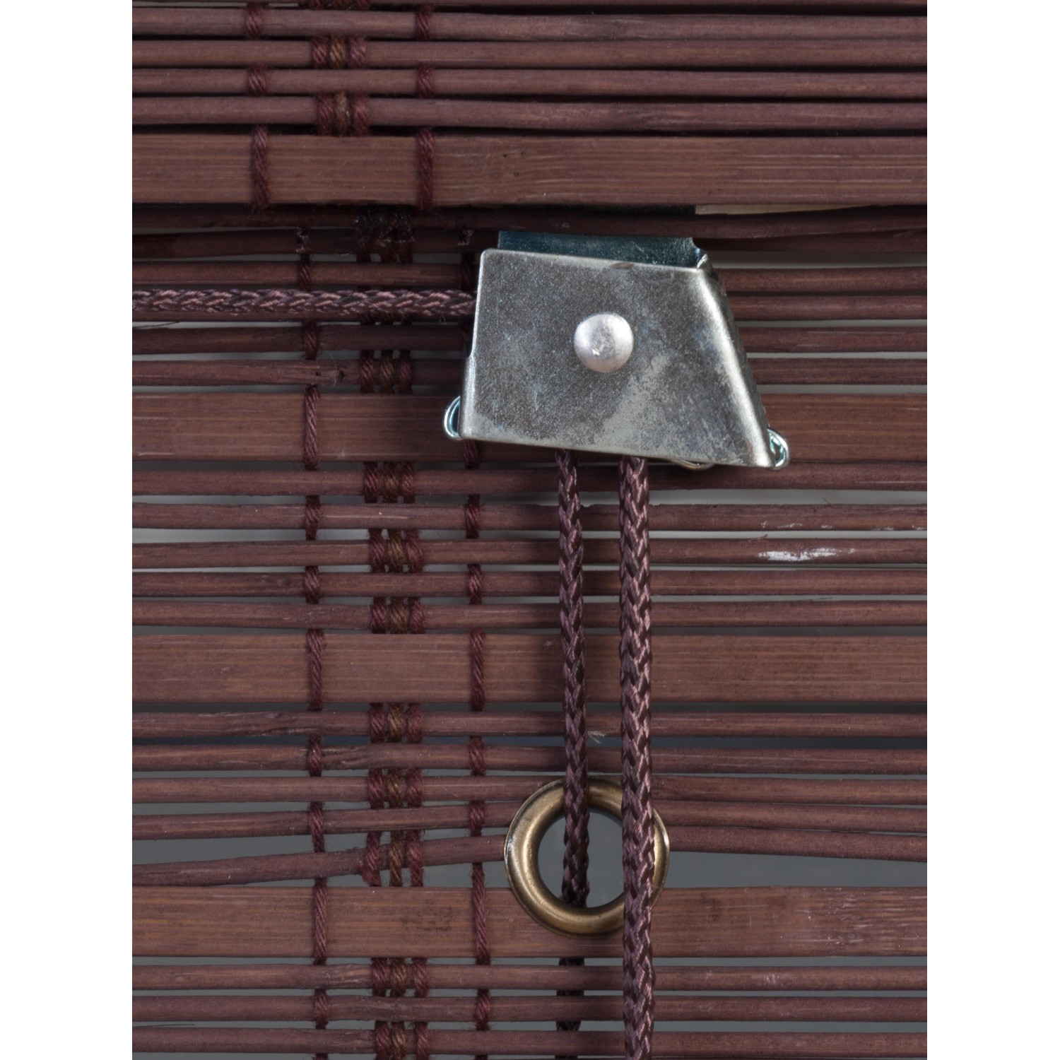 Detailansicht OBI Bambus-Raffrollo Mataro Teak mit Zugschnur und Aufhängung.